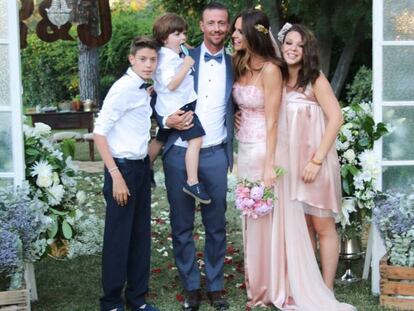 Guti, con Romina Belluscio y sus tres hijos tras su boda.