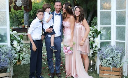 Guti, con Romina Belluscio y sus tres hijos tras su boda.