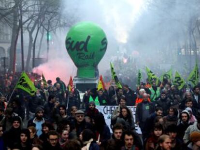 Macron afronta con suficientes apoyos la huelga de los ferrocarriles una vez aprobado el estatuto laboral