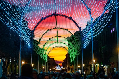 El túnel de luz navideño dispuesto en la calle de Libreros de Alcalá de Henares.