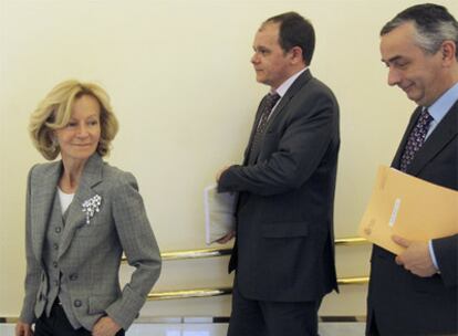 Elena Salgado, David Vegara y Carlos Ocaña, camino de su comparecencia parlamentaria.