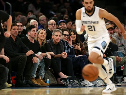 Christine Taylor, Ben Stiller, Pete Davidson and Emily Ratajkowski in the first row of Madison Square Garden, during a game between the Memphis Grizzlies and the New York Knicks, on November 27, 2023.