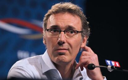 Laurent Blanc, durante la rueda de prensa ofrecida hoy para dar a conocer a los 15 preseleccionados que juegan en Francia. 