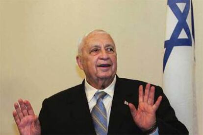 El primer ministro israelí, Ariel Sharon, gesticula ante los periodistas después de presentar su dimisión como líder del Likud.