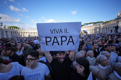 Cartel de apoyo al Papa, antes de conocer el público su identidad.