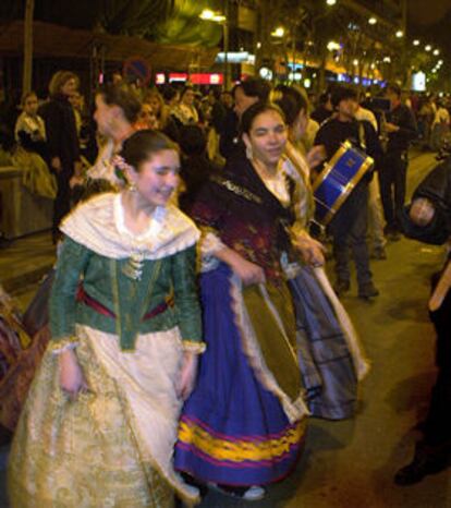 Participantes en el desfile que cerró anoche las fiestas de la Magdalena en Castellón.