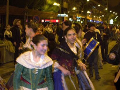 Participantes en el desfile que cerró anoche las fiestas de la Magdalena en Castellón.