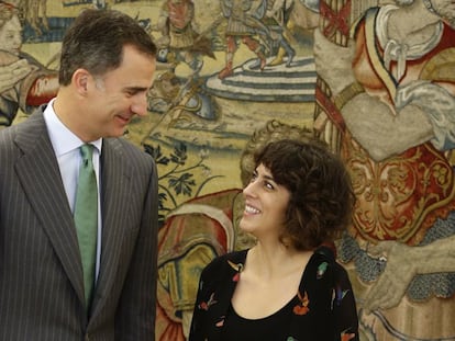El Rey con la portavoz de En Marea, la nacionalista Alexandra Fernández.