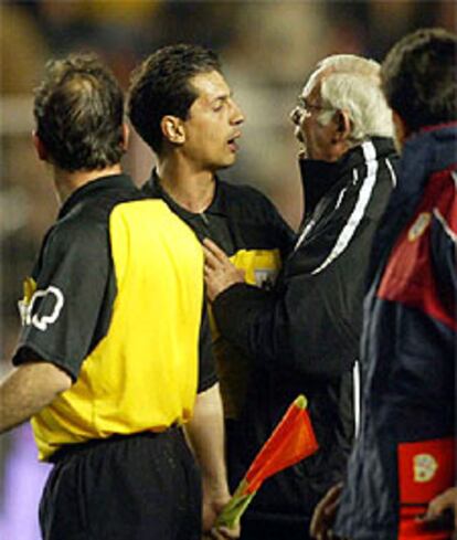 Luis Aragonés se dirige de forma airada a Turienzo Álvarez tras el primer tiempo del Rayo-Atlético.
.