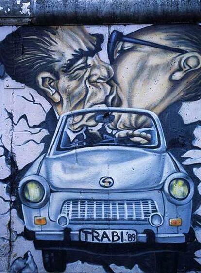 Irónico mural en el Berlín actual sobre el célebre beso con que el presidente Honecker recibió a Breznev en 1979. En primer plano, un Traban.