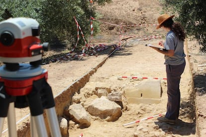 Una investigadora junto a restos del Arco Jano Augusto.