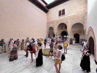 Varios turistas visitan a Alhambra, en una fotografía de archivo.