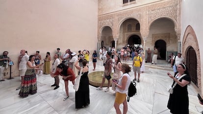 Varios turistas visitan a Alhambra, en una fotografía de archivo.
