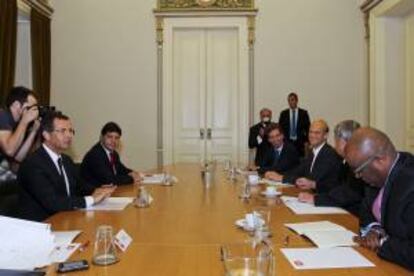 Los miembros de la "troika", grupo formado por representantes de la Comisión Europea (CE), el Banco Central Europeo (BCE) y el Fondo Monetario Internacional (FMI), Rasmus Ruffer (3d), Abebe Selassie (dcha), y Juergen Kroeger (2d), durante la reunión mantenida con el secretario general del Partido Socialista Portugués, Antonio José Seguro (izda), en la sede de Lisboa, Portugal. EFE/Archivo