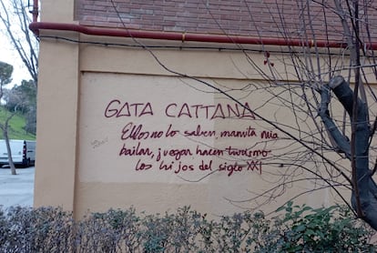 Una pintada en una tapia de Madrid con una frase de la cantante. 