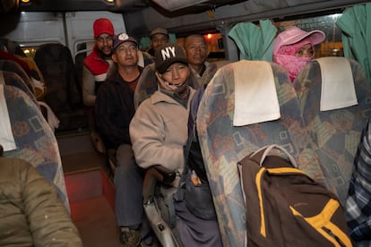 Jornaleros de Lorca, en el interior de una furgoneta, el viernes de madrugada antes de salir al trabajo.