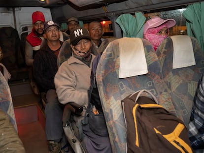 Jornaleros de Lorca, en el interior de una furgoneta, el viernes de madrugada antes de salir al trabajo.