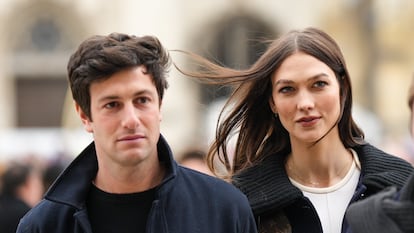 Joshua Kushner y Karlie Kloss, en un desfile de moda en París en enero de 2023.