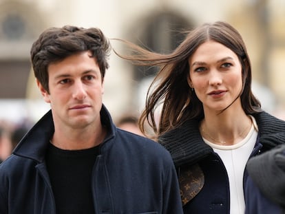 Joshua Kushner y Karlie Kloss, en un desfile de moda en París en enero de 2023.