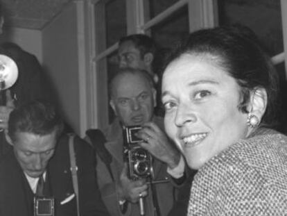 La escritora francesa Edmonde Charles-Roux firmando copias de su libro &#039;Olvidar Palermo&#039;, en 1966.
 