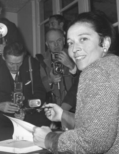 La escritora francesa Edmonde Charles-Roux firmando copias de su libro &#039;Olvidar Palermo&#039;, en 1966.
 