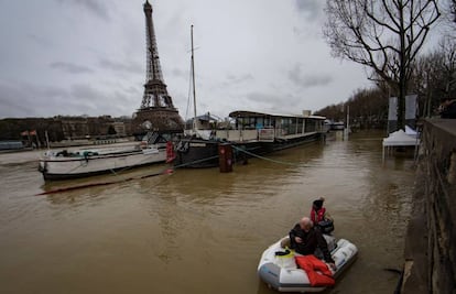 Un hombre transporta a un pasajero en un bote en el desbordado río Sena, París (Francia) este 25 de enero de 2018.