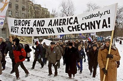 Una manifestación pide en Moscú que "Europa y América paren a Putin en Chechenia".