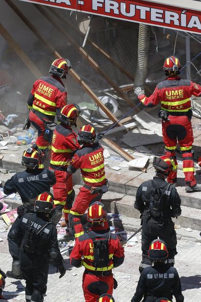 La Unidad Militar de Emergencias (UME) ha sido desplegada en la zona para participar en las labores de rescate, y se han desalojado los edificios colindantes de manera preventiva ante la posibilidad de que hubiera escapes de gas.