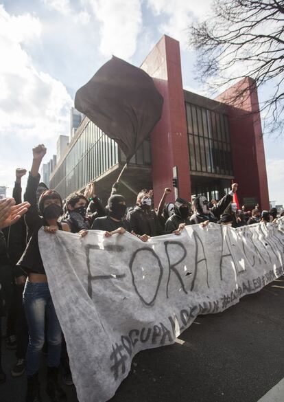 Grupo de black blocs. A onda de protestos iniciada em junho pelo aumento de 20 centavos no transporte público de São Paulo devolveram a avenida Paulista ao seu papel de fronteira simbólica.