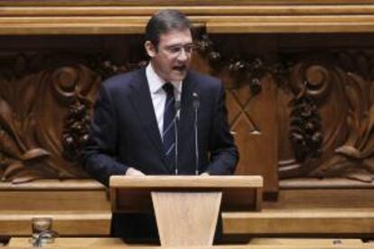 El primer ministro luso Pedro Passos Coelho se dirige a los parlamentarios durante una moción de censura contra su gobierno celebrada en el Parlamento, en Lisboa, Portugal.
