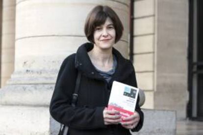 La escritora francesa Emmanuelle Pireyre posa con su libro frente al teatro Odeon tras ser galardonada con el premio Médicis de Literatura por su novela "Feerie Generale", en París (Francia).