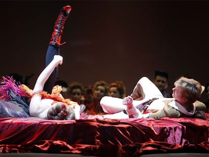 Toby Spence y Julianne Young en la ópera <b><i>The rake's progress,</b></i> de Stravinski, dirigida por Robert Lepage en el Teatro Real.