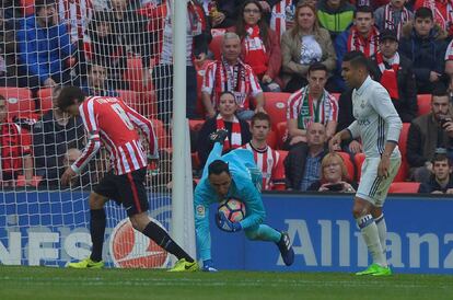 El portero del Real Madrid, Keylor Navas parando el balón.