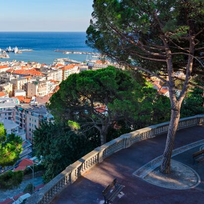 Vista panorámica de San Remo (Italia) desde Giardini Regina Elena.