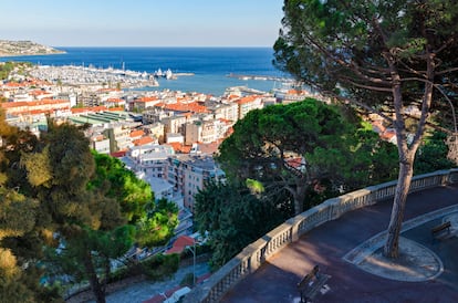 Vista panorámica de San Remo (Italia) desde Giardini Regina Elena.