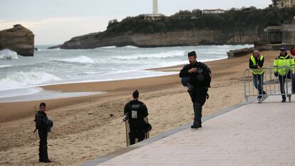 Policías en Biarritz, en el suroeste francés, este martes.