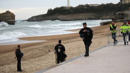 Policías en Biarritz, en el suroeste francés, este martes. 