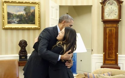 El presidente Obama abraza a la enfermera de Dallas que superó el ébola 