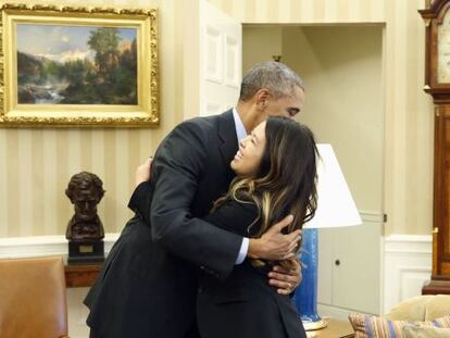 El presidente Obama abraza a la enfermera de Dallas que superó el ébola 