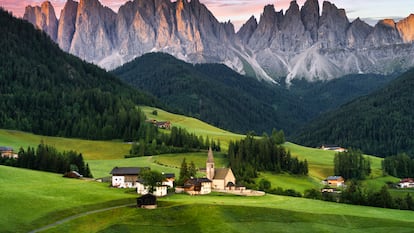 Vista de los Dolomitas desde el pequeño pueblo de Santa Maddelana, en el norte de Italia.