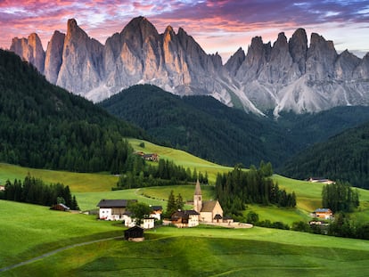 Vista de los Dolomitas desde el pequeño pueblo de Santa Maddelana, en el norte de Italia.