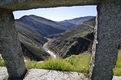 View of the Navia river at the point where the Suarna reservoir was planned. 