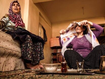 Katina Mohamed (derecha), refugiada de Kobane, junto a su vecina Yilda, en su nuevo hogar en el sur de Turquía