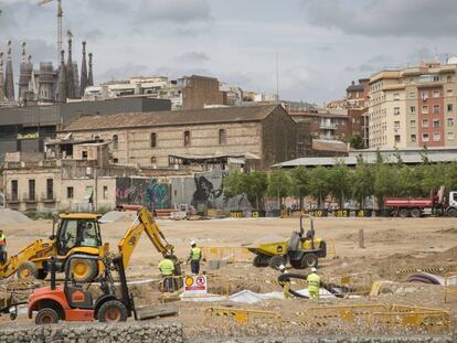 Obres del futur parc que s'ubicarà al costat de la plaça de les Glòries.