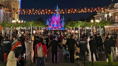 Los guardias de seguridad bloquean la entrada principal del parque temático Disney Resort en Shanghái, este martes.