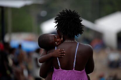 Una migrante con su hijo en una estacin temporal de ayuda humanitaria.