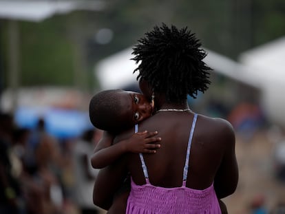 Una migrante con su hijo en una estación temporal de ayuda humanitaria.
