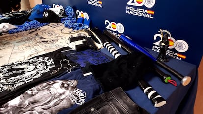 Material intervenido a los presuntos integrantes de la mara Salvatrucha detenidos a finales de marzo por la Policía Nacional en la Operación Astas.