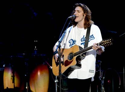 Deacon Frey, hijo de Glenn Frey (guitarrista y vocalista de los Eagles), sustituye a su padre en un recital en el Dodger Stadium de Los Ángeles (2017).