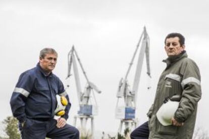 Juan Carlos Pérez Vidal (izquierda) y Juan Díaz Vidal, trabajadores del sector naval en Ferrol (A Coruña).